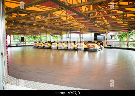 Linea ordinata di Bumper Car Ride in Saffron Walden fiera in Inghilterra Foto Stock