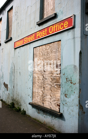 Saliti a bordo-up derelitti Post Office in Lurgan, nella contea di Armagh, Irlanda del Nord - ufficio postale chiusura Foto Stock