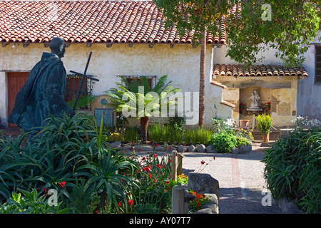 Statua di Junipero Serra al di fuori della Missione di San Carlo Borromeo de Carmelo nel Carmelo CA Foto Stock