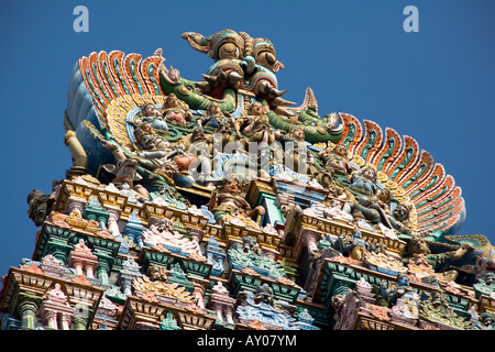 Figure scolpite sulla parte superiore di un gopuram, Tempio di Madurai, Madurai, Tamil Nadu, India Foto Stock