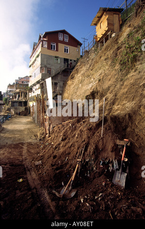 Darjeeling in India Bengala Occidentale case sono state costruite sulla ripida collina inclinata Foto Stock