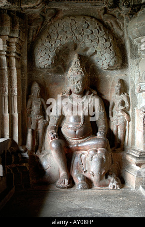 Grotta 32 : Indra Sabha piano superiore. Maitreya su elefante. Di fronte Yakshi Siddhayika. Grotte di Ellora, Aurangabad, Maharashtra Foto Stock