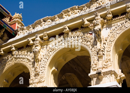 Animali scolpiti e archi sulla parete esterna del Thirumalai Nayak Palace, Madurai, Tamil Nadu, India Foto Stock