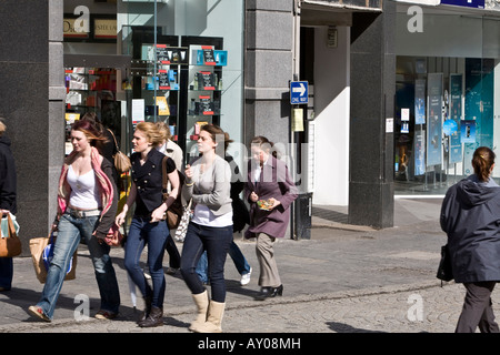 La folla in Fargate, nel centro della città di Sheffield Foto Stock