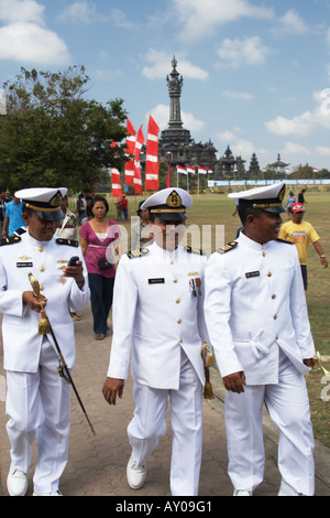 Gli ufficiali navali nel Giorno Di Indipendenza Parade, Bali Foto Stock