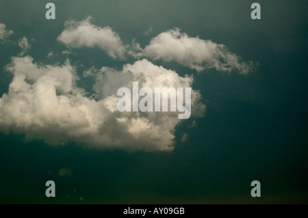 Soffici nuvole bianche su un cielo blu Foto Stock