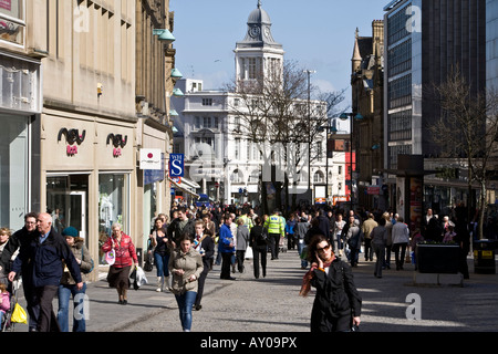 La folla in Fargate, nel centro della città di Sheffield, nello Yorkshire, Regno Unito Foto Stock