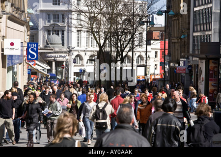 La folla in Fargate, nel centro della città di Sheffield Foto Stock