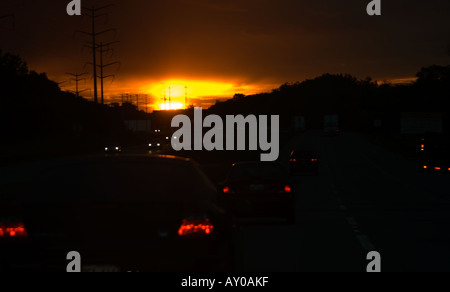 Tramonto attraverso il parabrezza assomiglia ad una grande firey esplosione brillante all'orizzonte Foto Stock