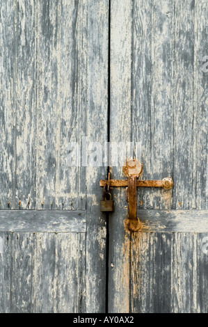 La formazione di ruggine e bloccaggio hasp su un vecchio capannone per il rimessaggio Foto Stock