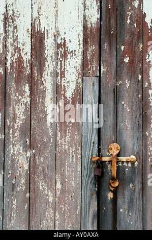 La formazione di ruggine e bloccaggio hasp su un vecchio fienile Foto Stock