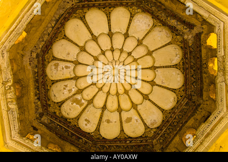 Soffitto ottagonale in funzione Thirumalai Nayak Palace, Madurai, Tamil Nadu, India Foto Stock