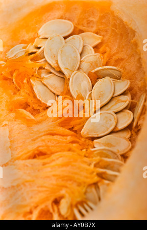 Una fresca zucca arancione tagliata all'aperto con semi nessuno nessuno nessuno vista dall'alto dall'alto foto a tema ispirate all'ecologia foto in primo piano verticale ad alta risoluzione Foto Stock