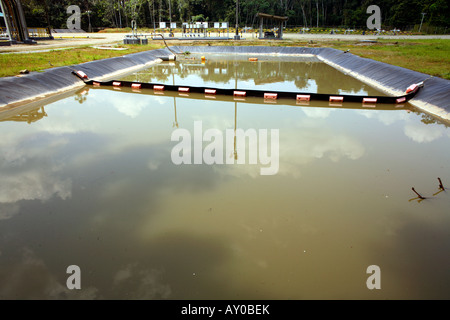 Serbatoio di acqua di produzione da un pozzo di petrolio in Amazzonia ecuadoriana Foto Stock