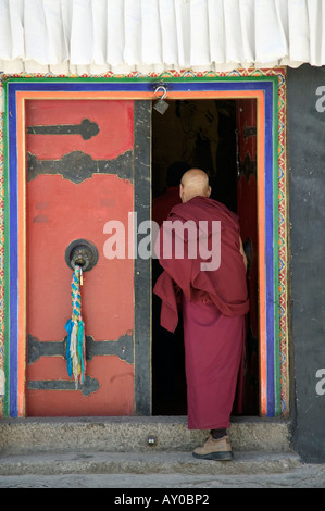 Monaco entrando in tempio, Monastero di Sera, Lhasa, la regione autonoma del Tibet, Cina. Sett 06. Foto Stock