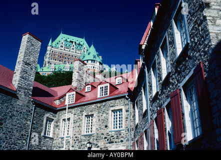 Hotel Chateau Frontenac al di sopra di quella vecchia di Quebec City, il Musee de l' abitazione in città bassa Foto Stock