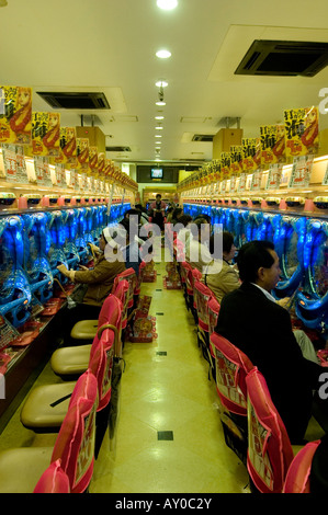 Pachinko i giocatori in una sala di pachinko, Tokyo, Giappone Foto Stock