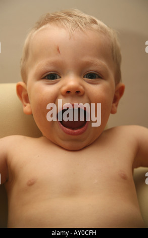 ragazzo di 2 anni Foto Stock