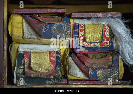 Le scatole contenenti i mantra buddista, Monastero di Ganden, regione autonoma del Tibet, Cina. Sett 06. Foto Stock