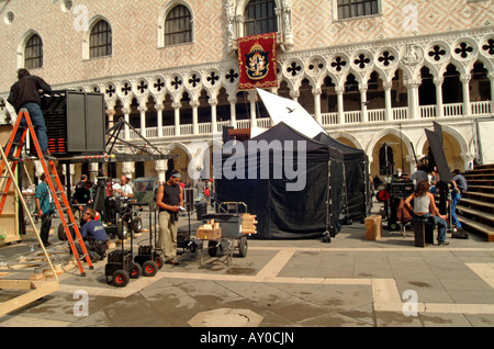 Il team di produzione preparare Casanova movie set di fronte il Palazzo dei Dogi, Piazza San Marco (San Marco Piazza), Venezia, Italia Foto Stock