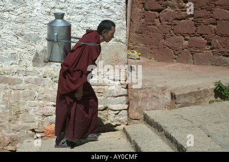 Monaco tibetano porta acqua urna, Monastero di Ganden, regione autonoma del Tibet, Cina. Sett 06. Foto Stock