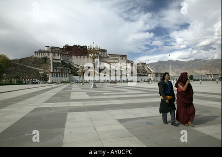 I monaci nelle persone il parco al di fuori del palazzo del Potala, Lhasa, la regione autonoma del Tibet, Cina. Sett 06. Foto Stock