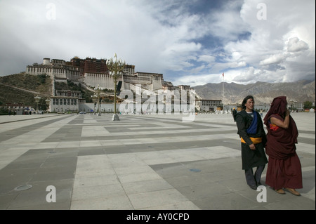 I monaci nelle persone il parco al di fuori del palazzo del Potala, Lhasa, la regione autonoma del Tibet, Cina. Sett 06. Foto Stock