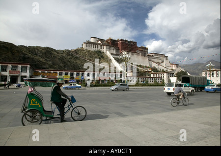 In rickshaw al di fuori del palazzo del Potala, Lhasa, in Tibet, in Cina. Sett 06. Foto Stock