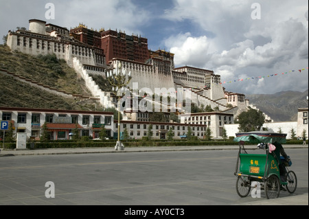 In rickshaw al di fuori del palazzo del Potala, Lhasa, in Tibet, in Cina. Sett 06. Foto Stock