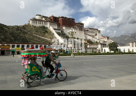 In rickshaw al di fuori del palazzo del Potala, Lhasa, in Tibet, in Cina. Sett 06. Foto Stock
