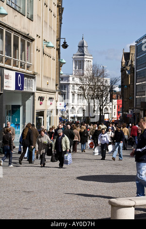 La folla in Fargate, nel centro della città di Sheffield Foto Stock