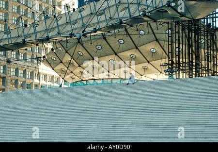 Uomo seduto sulle scale Grande Arche Paris La Defense Johan Otto von Spreckelsen architetto Foto Stock