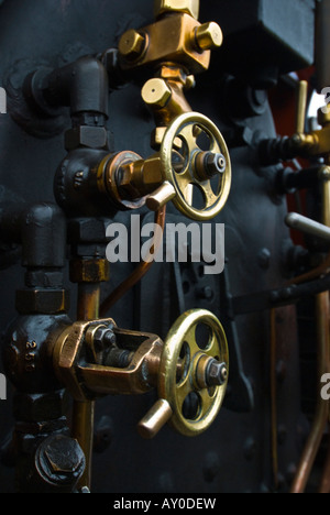 Dettaglio dell'ottone valvole di controllo su una carreggiata stretta locomotiva a vapore Foto Stock