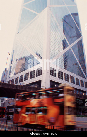 Hong Kong il tram che passa la RAS di Hong Kong e Shanghai Bank building sar cina Foto Stock