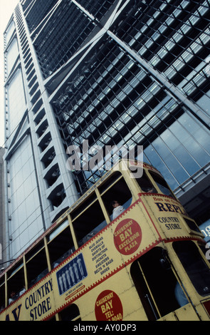 Hong Kong il tram che passa la RAS di Hong Kong e Shanghai Bank building sar cina Foto Stock