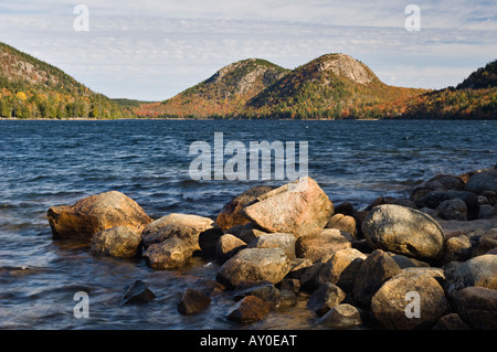 Jordan Pond con le bolle dietro nel Parco Nazionale di Acadia nel Maine Foto Stock