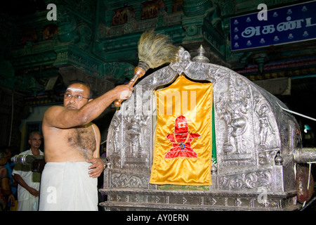 Sera processione portando Shiva per camera da letto di Meenakshi, Tempio di Madurai, Madurai, Tamil Nadu, India Foto Stock