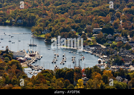 Città di Camden e porto con Colore di autunno da Mount Battie in Camden colline del Parco Statale Maine Foto Stock