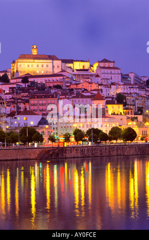 Vista di Coimbra di notte con il fiume Mondego Coimbra regione di Beiras Portogallo Foto Stock