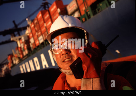 Rimorchiatore lavoratore di fronte alla fotocamera sulla radio per container nel porto Kwai Chung hong kong harbour fareast asia sar Foto Stock