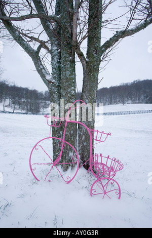 Il ferro battuto in vecchio stile in bici nella neve Foto Stock