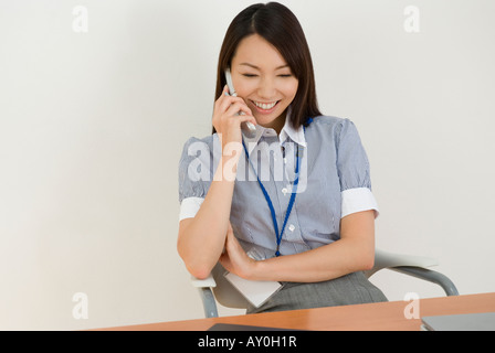 Giovane Donna che parla su telefono cellulare Foto Stock