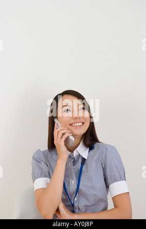 Giovane Donna che parla su telefono cellulare Foto Stock