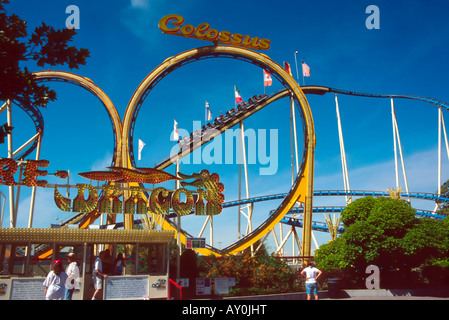 Un colpo di un coaster ride presso il locale parco divertimenti nei pressi di SLC, Utah, Stati Uniti d'America. Treno & piloti sono incorniciate da loop. Uno è sventolata. Foto Stock