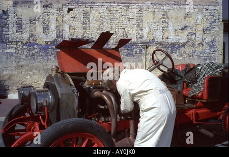 Edwardian automobile ripartiti con meccanico di intervenire sul motore Foto Stock