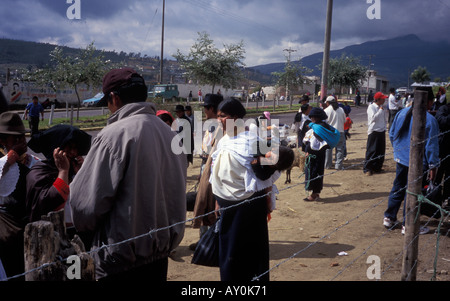 Una donna con un bambino sulla schiena alla domenica Mercato di Otavalo, Ecuador Foto Stock