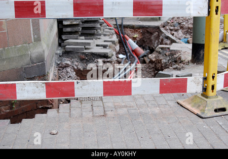 Infrastrutture della metropolitana essendo prevista in un foro nel terreno in una cittadina britannica di centro Foto Stock