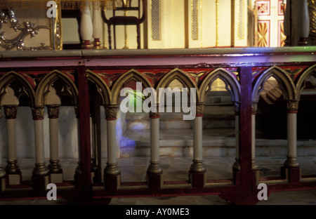Pew illuminati dalla luce da finestre di vetro macchiate nella cattedrale di Zaruma, Ecuador Foto Stock