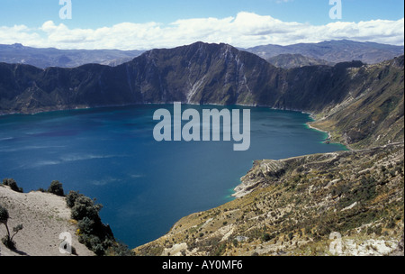 Il cratere vulcanico riempito dal Lago Smeraldo Quilotoa vicino a Latacunga nella provincia di Cotopaxi in Ecuador Foto Stock