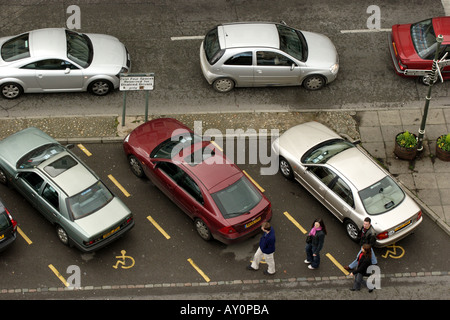 Vista aerea della città di Cirencester mostra le auto parcheggiate in spazi disabili Foto Stock